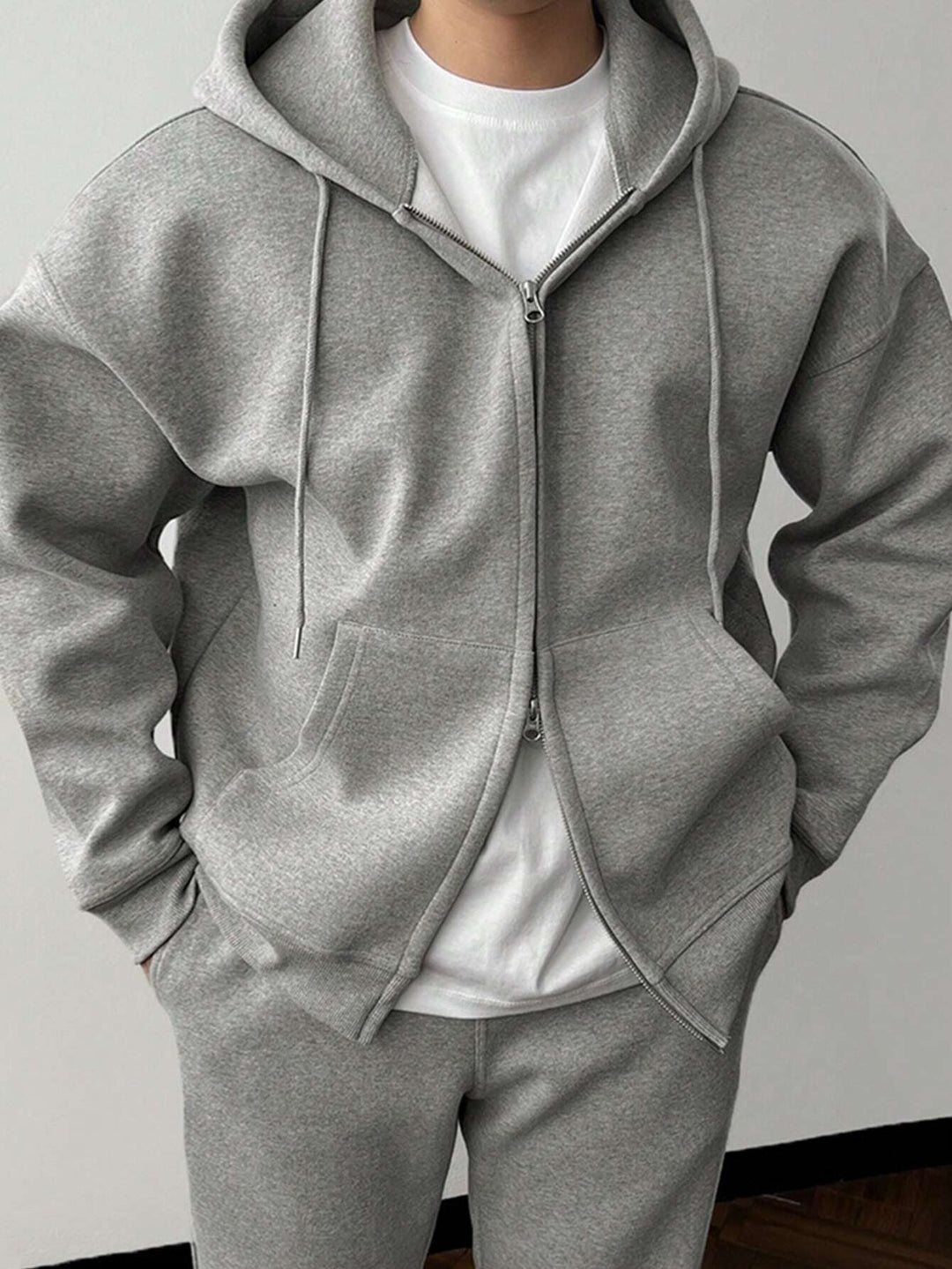 Detail van de hoodie met rits en capuchon in Grijs