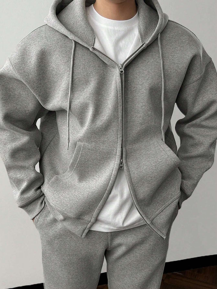 Detail van de hoodie met rits en capuchon in Grijs