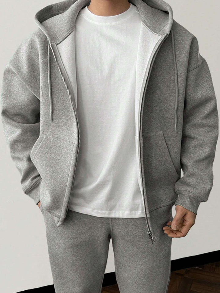 Hoodie met rits open gedragen over een wit T-shirt