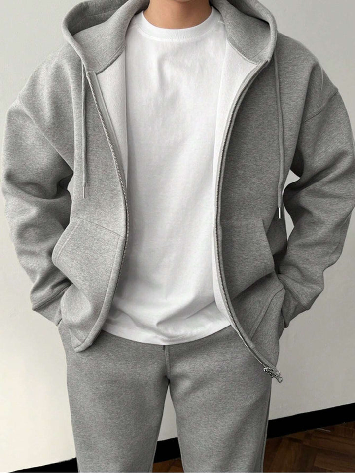 Detail van de zakken en rits van de hoodie in Grijs