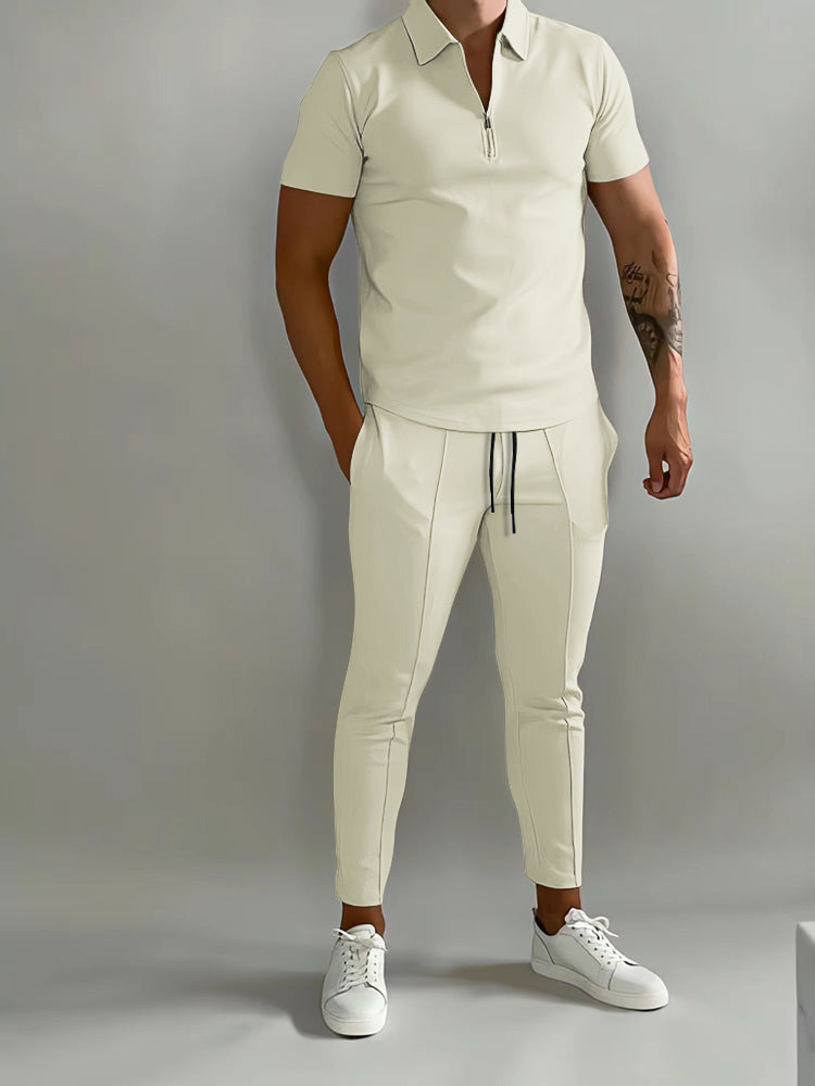 Tweedelige herenset in beige met ritspolo en enkelbroek