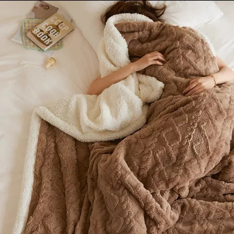 Dikke winterdeken bruin met crème lamswollook rand op bed