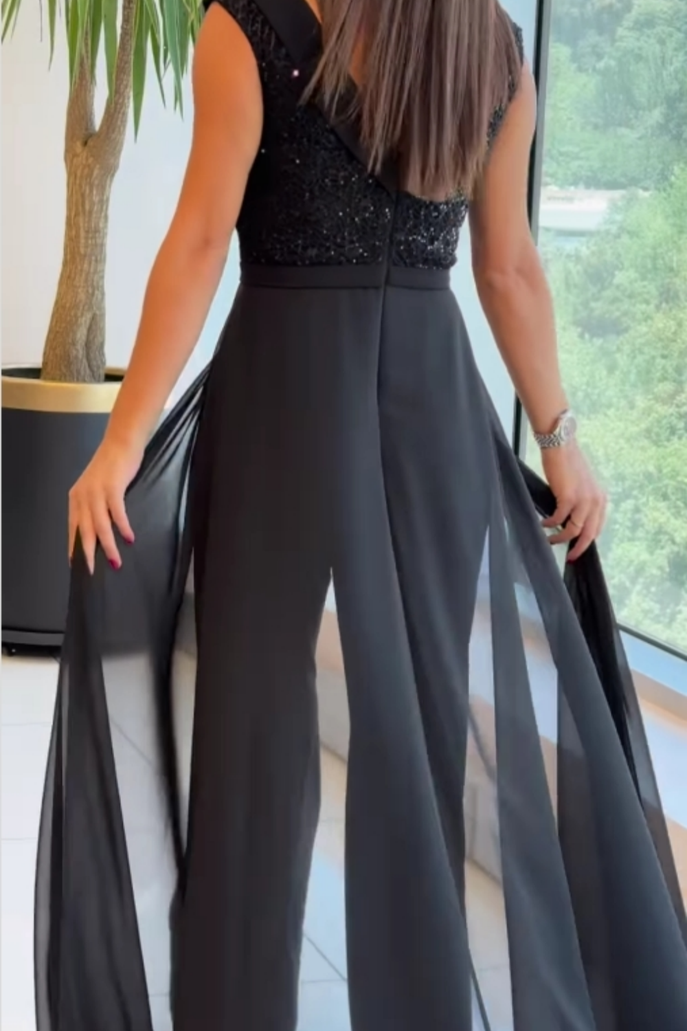 Dames avondjumpsuit met pailletten top en chiffon overlaag - afbeelding 2