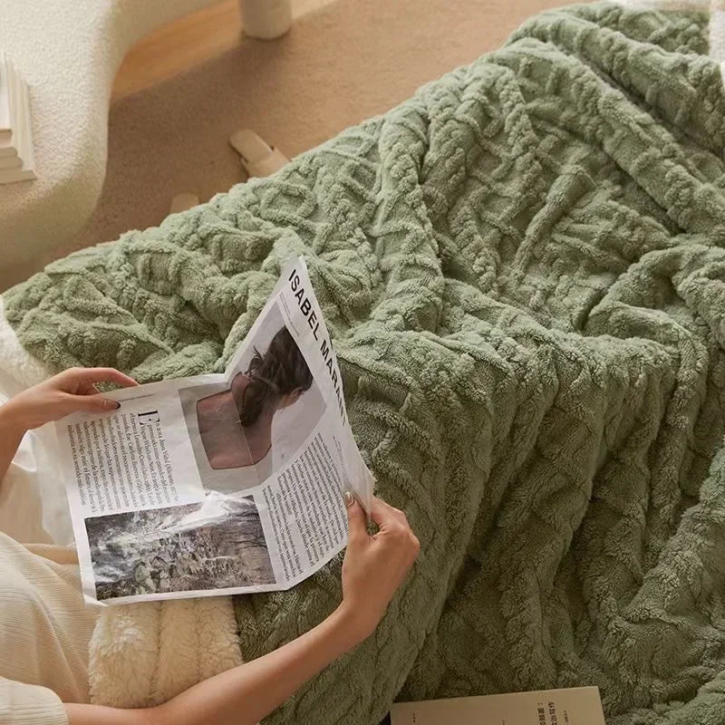 Winterdeken saliegroen met reliëfmotief over schoot