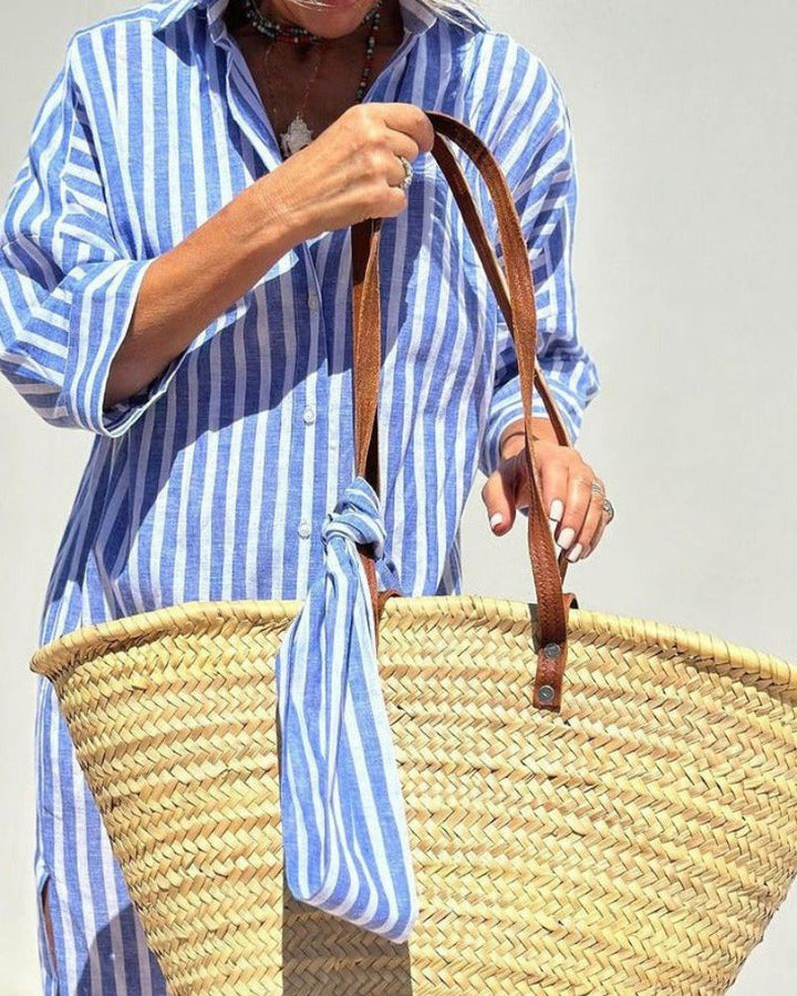 Dames Gestreepte Midi Overhemdjurk Met Kraag En Knoopsluiting in Blauw, detail van de knoopsluiting