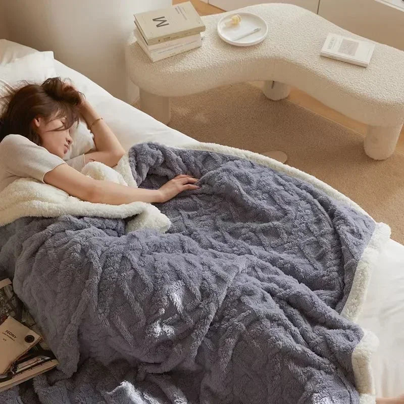 Winterdeken grijsblauw met reliëfmotief op bed