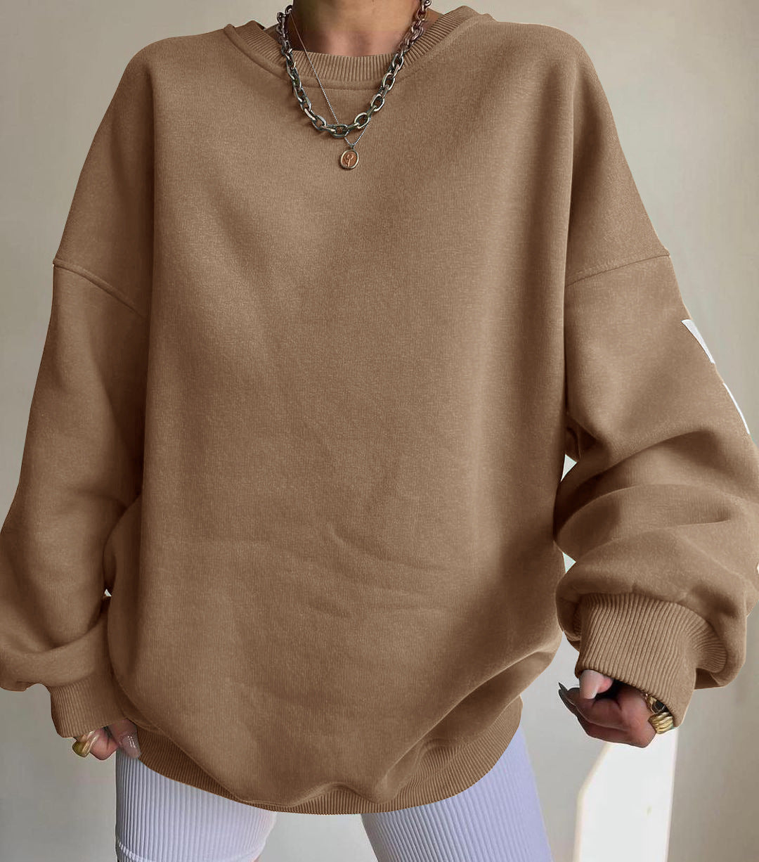 Dames Oversized Crewneck Trui Met Contrasterende Letters in Camel