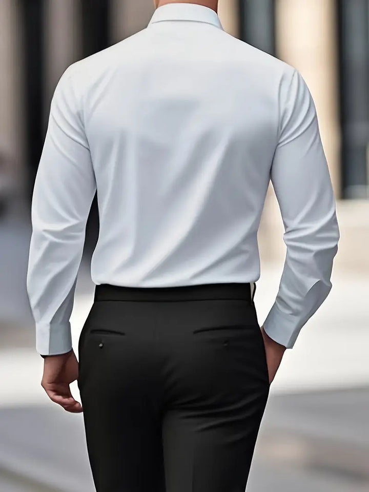 Achterkant van het witte slim fit overhemd
