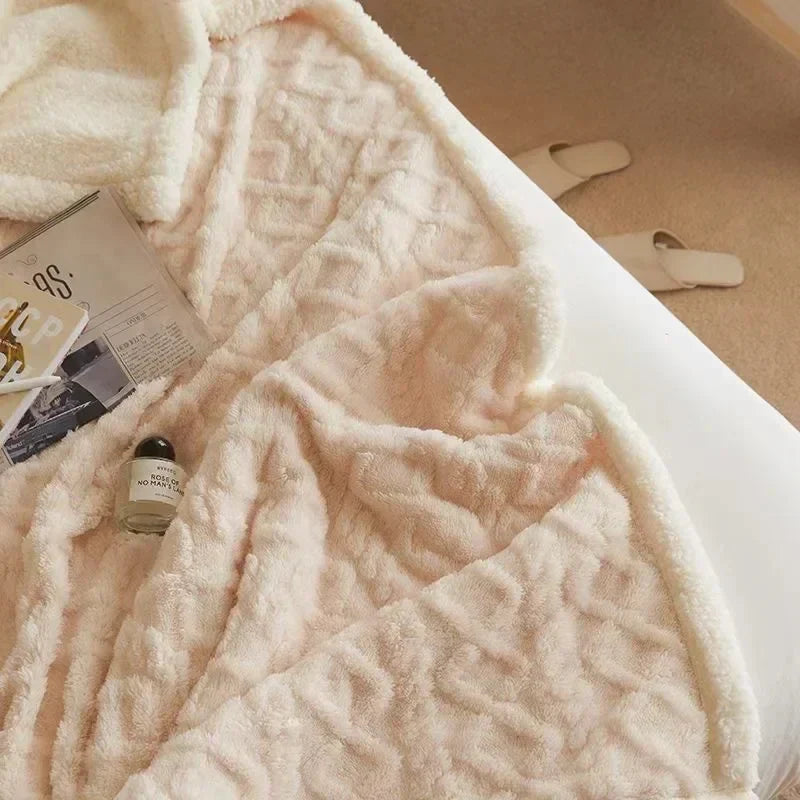 Winterdeken crème met reliëfmotief op bed