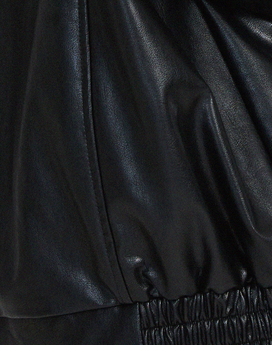 Detail van de elastische zoom van het bomberjack in leerlook