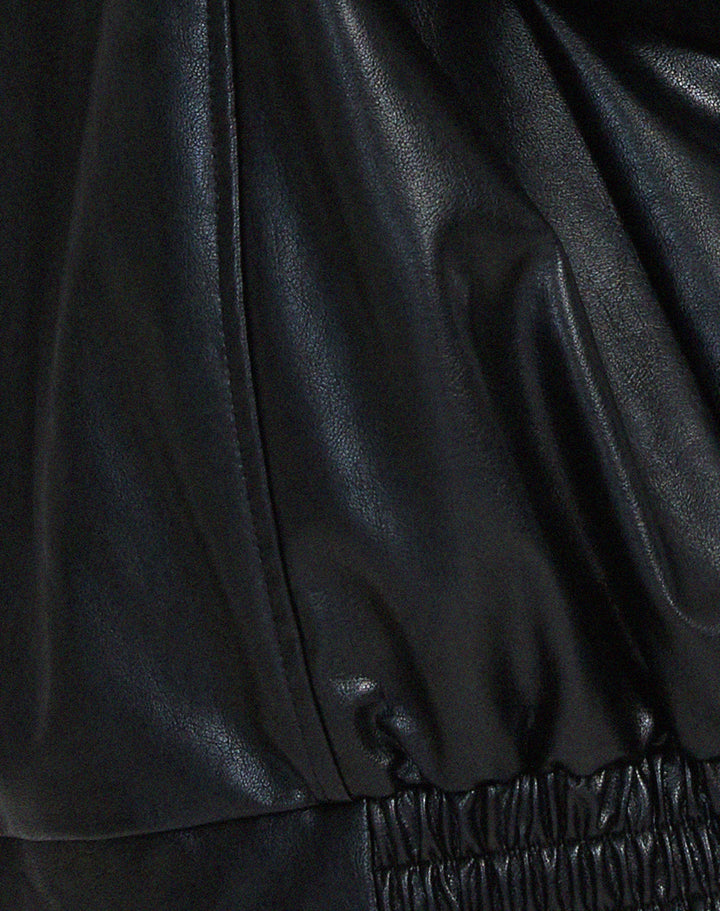 Detail van de elastische zoom van het bomberjack in leerlook