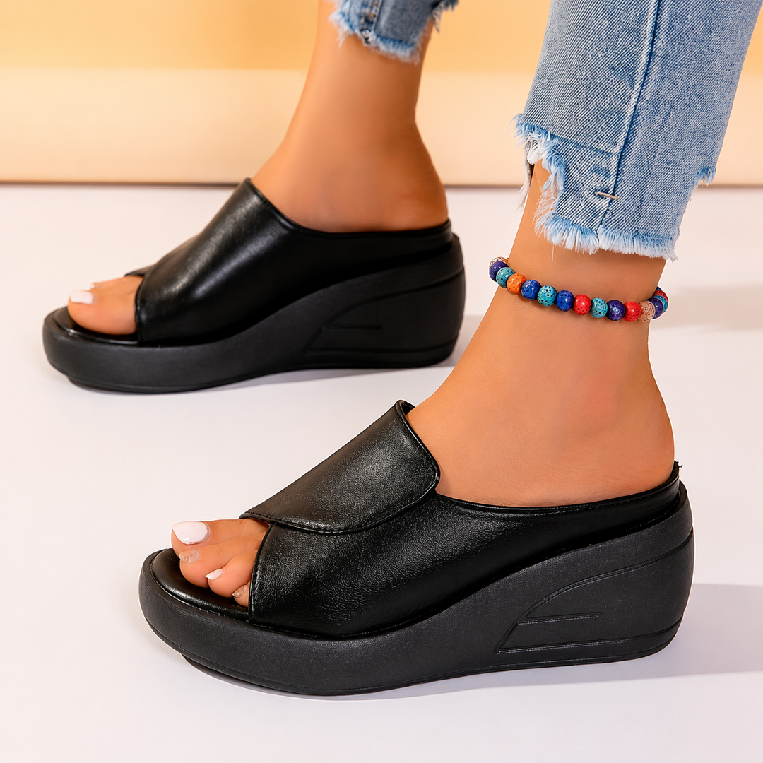Dames slippers met brede band en sleehak