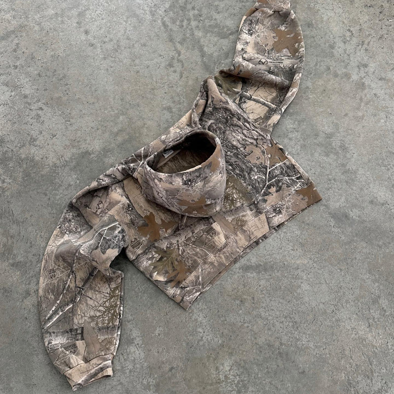 Achterkant en capuchon van de camouflage hoodie
