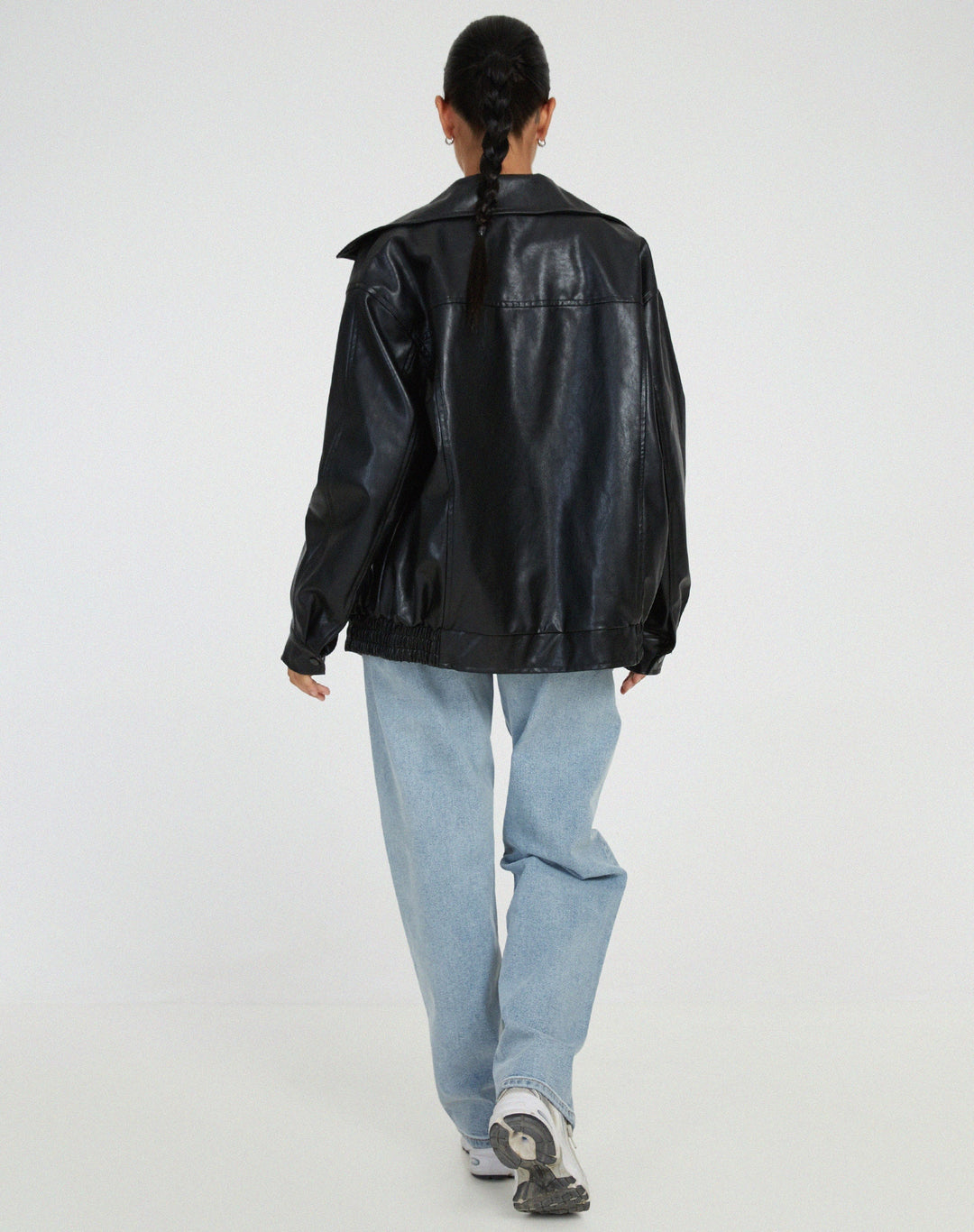Dames Oversized Bomberjack In Leerlook in Zwart, achterkant