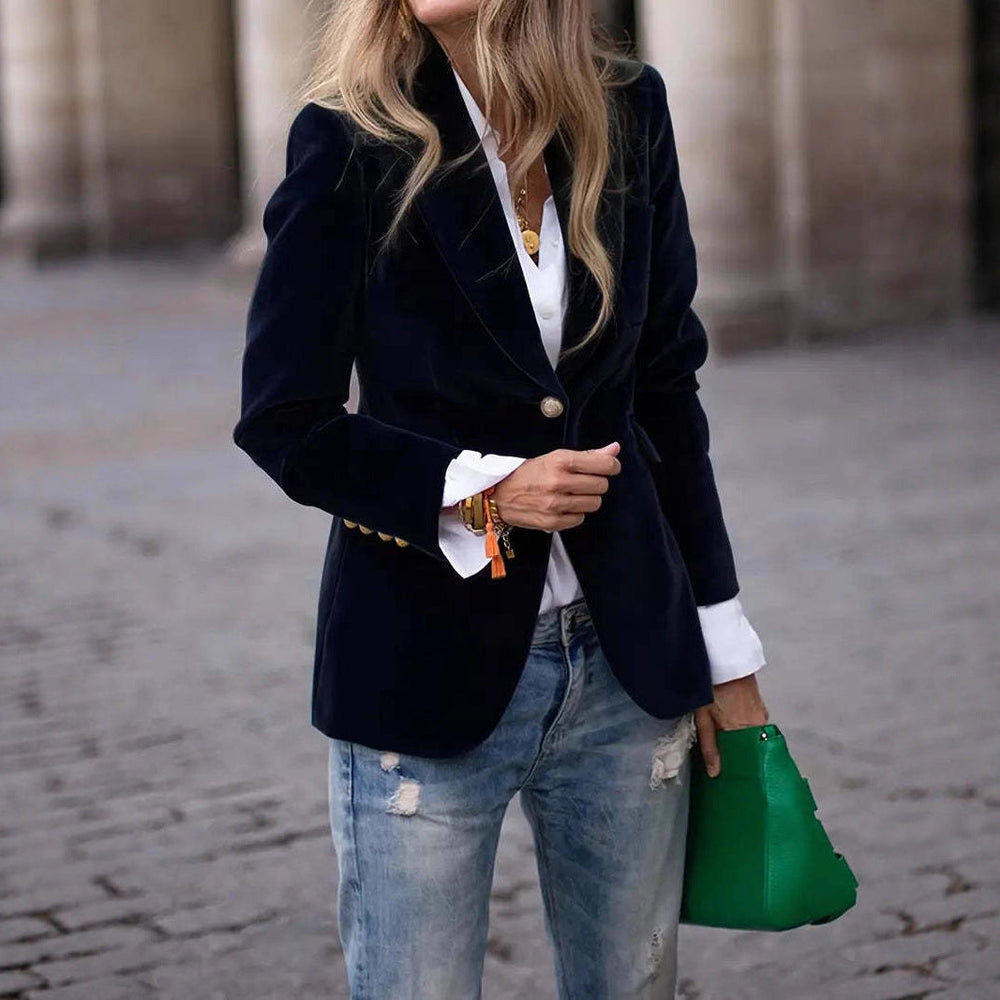 Dames Elegante Fluwelen Look Blazer Met Gouden Knoopsluiting detailfoto 2