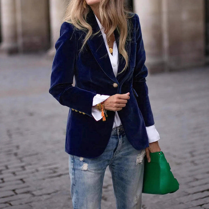 Dames Elegante Fluwelen Look Blazer Met Gouden Knoopsluiting detailfoto 5
