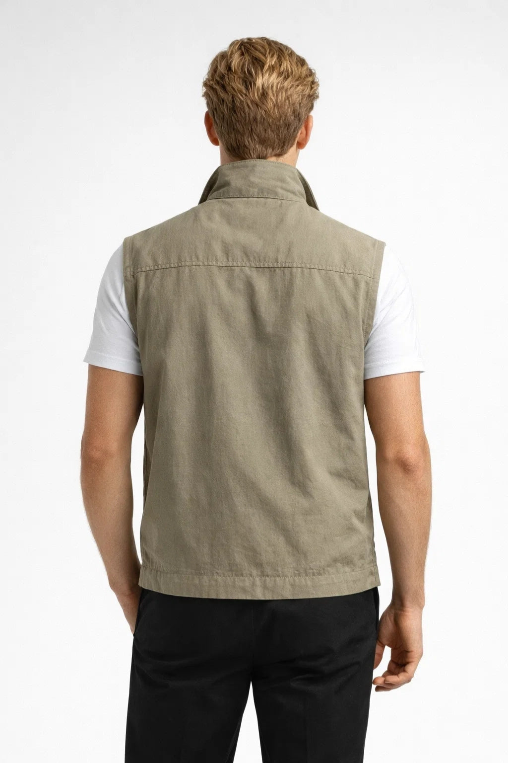 Achterkant van de bodywarmer in khaki