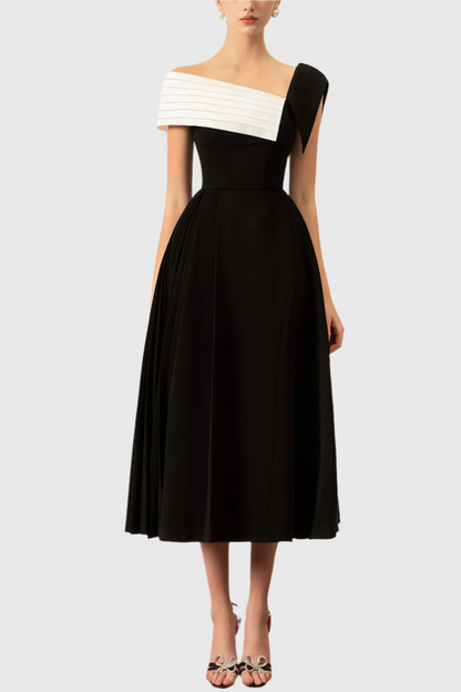Dames midi jurk in zwart wit met schuine halslijn
