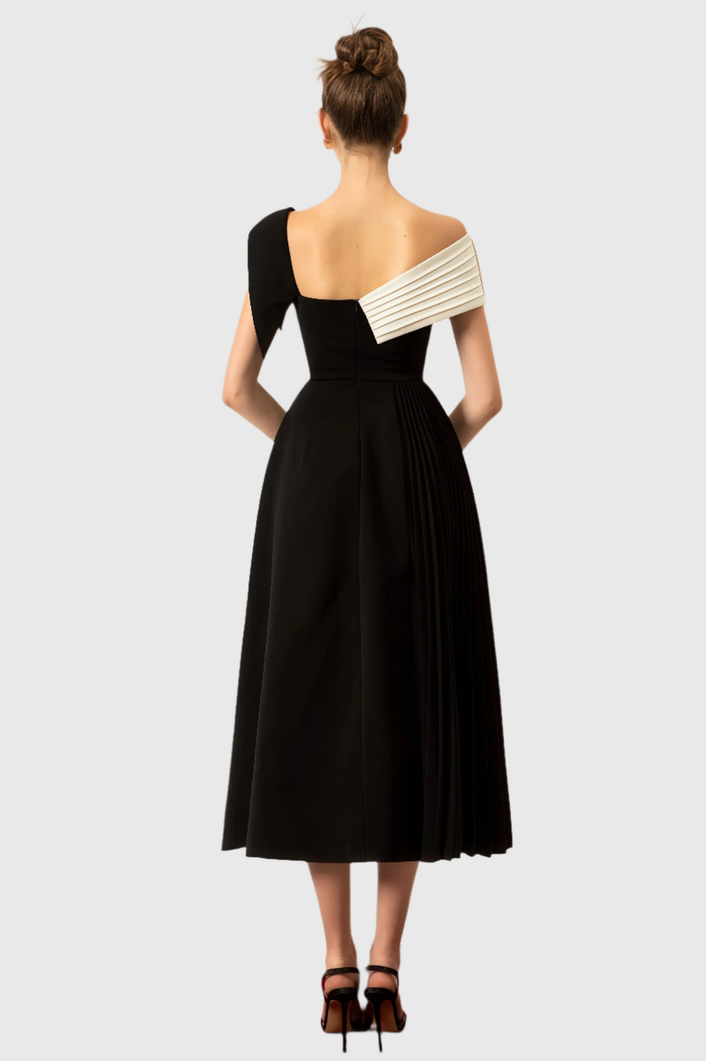 Dames midi jurk in zwart wit met schuine halslijn