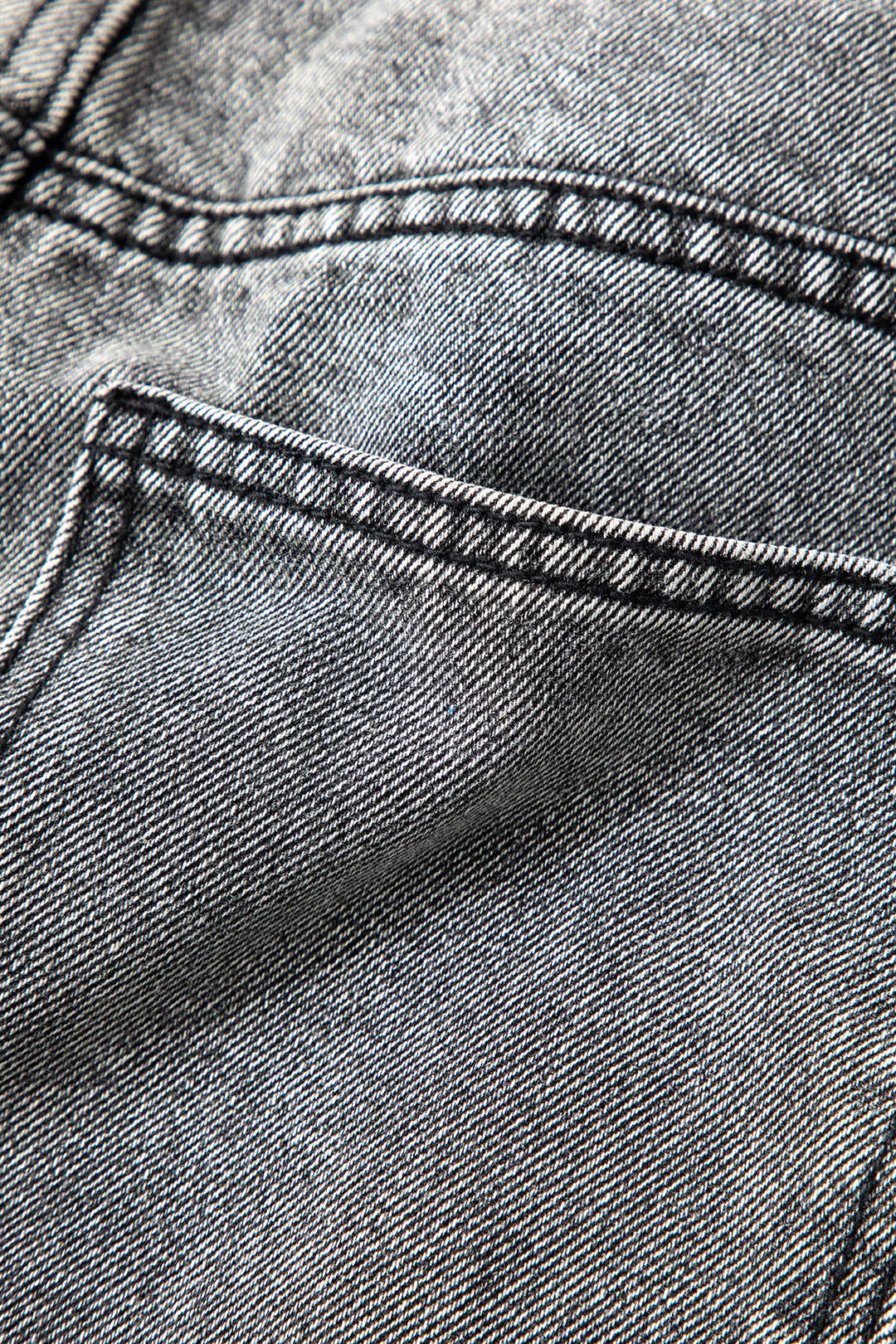 Damesjeans met wijde pijpen en gekruiste bandjes