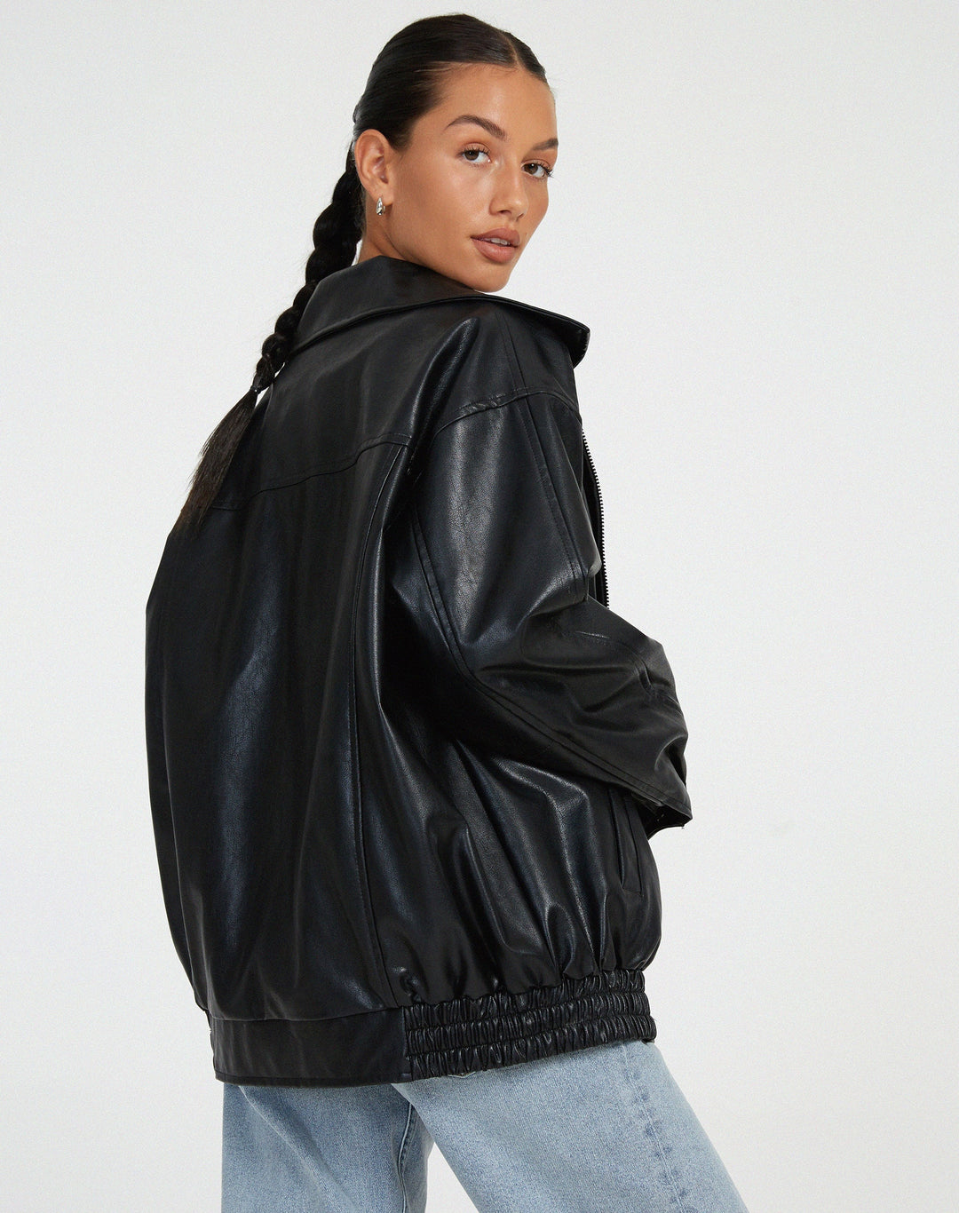 Dames Oversized Bomberjack In Leerlook in Zwart, achterkant met kraag