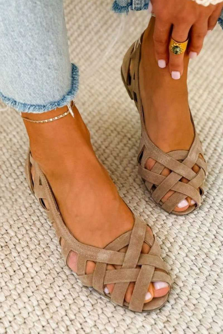 Zijaanzicht van de gevlochten sandalen in taupe