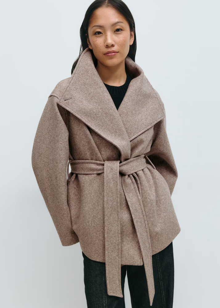 Dames korte wikkeljas met sjaalkraag in Taupe