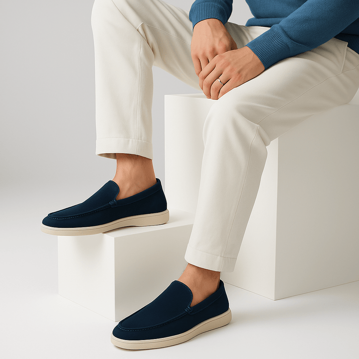 Heren Suèdelook Loafers Met Mocassinnaad En Witte Zool in Marineblauw gedragen