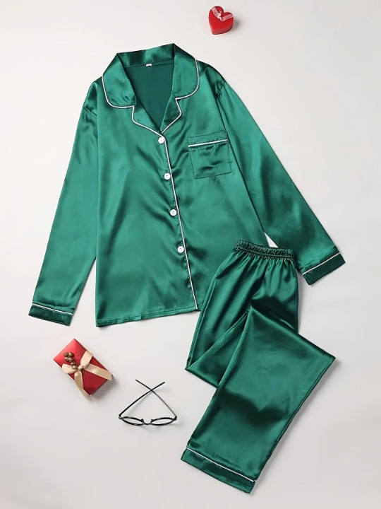 Dames Pyjama Set In Satijnlook Met Borstzak En Witte Biesjes in Groen