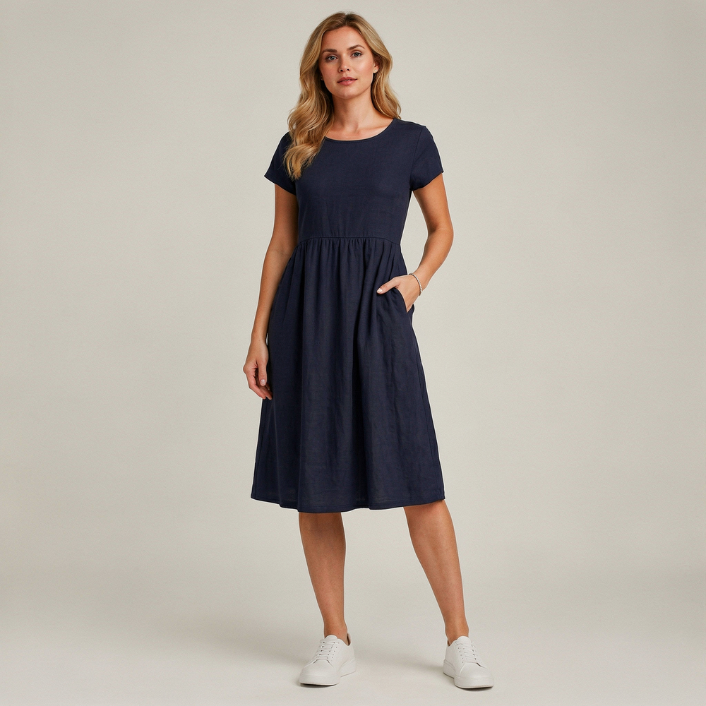 Dames Midi Jurk Met Korte Mouwen En Steekzakken in Donkerblauw, gedragen met witte sneakers