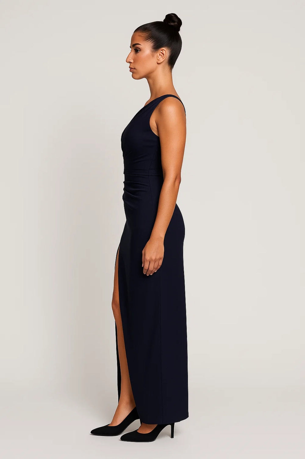 Zijaanzicht van de donkerblauwe one shoulder galajurk