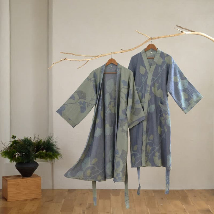 Twee kimono badjassen in blauw en lichtgroen naast elkaar