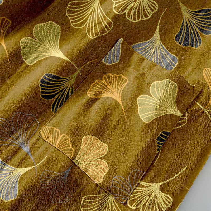 Detail van de ginkgoprint en opgestikte zak in geel