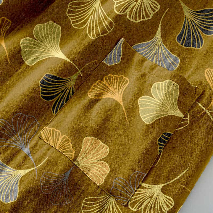 Detail van de ginkgoprint en opgestikte zak in geel