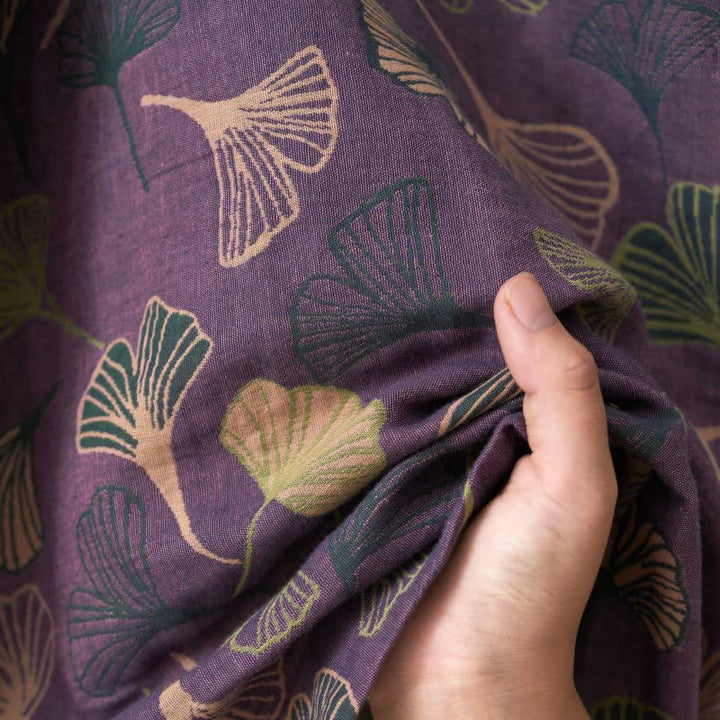Detail van de zachte gaasstof met ginkgoprint in paars