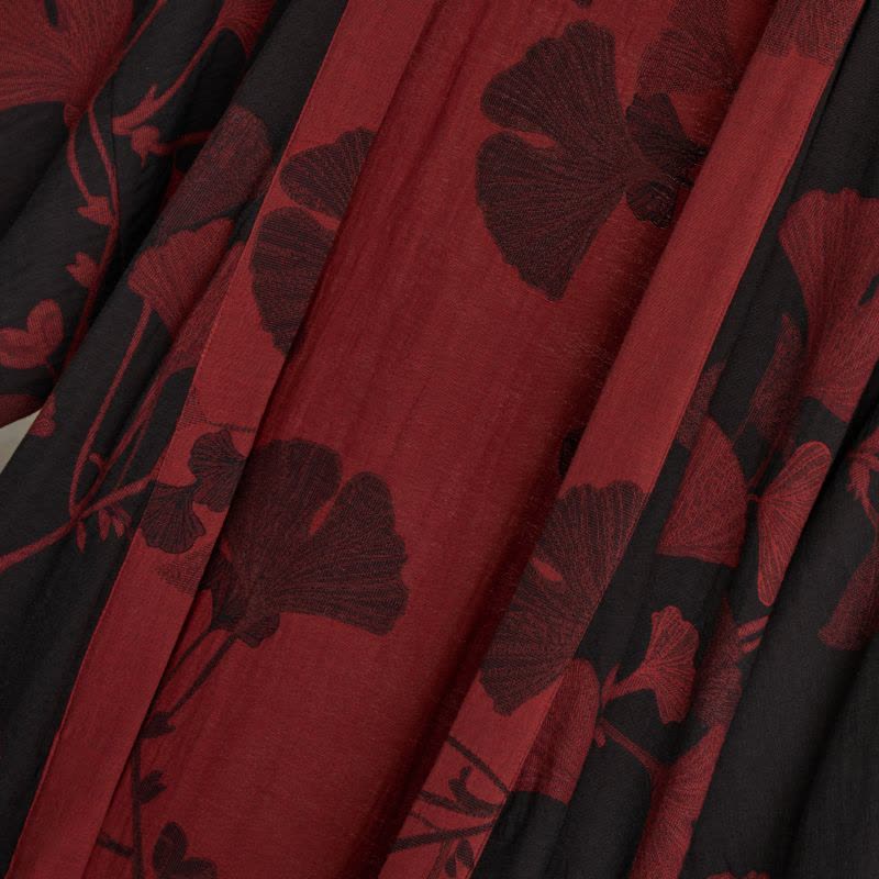 Unisex Kimono Badjas Met Ginkgoprint En Omkeerbaar Ontwerp, detail van de stof in zwart en rood
