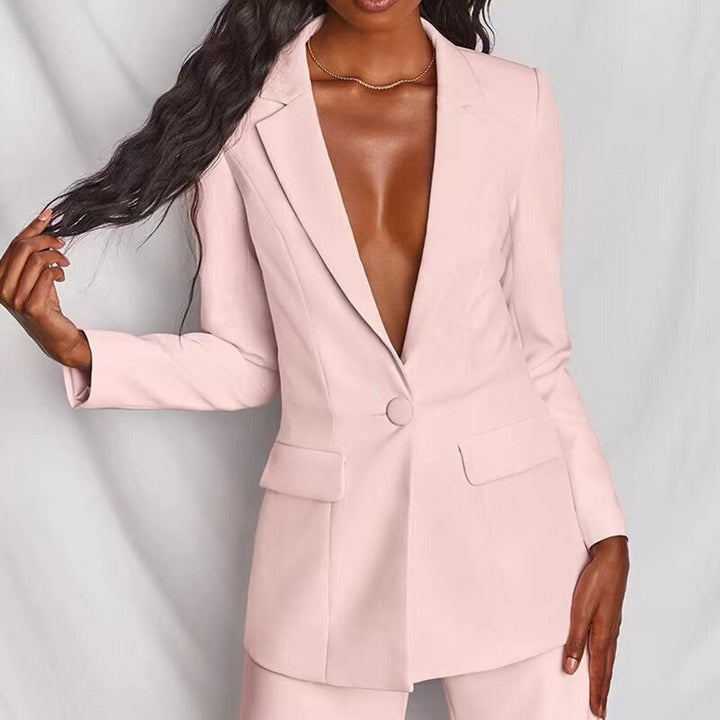 Detail van de lichtroze blazer met reverskraag