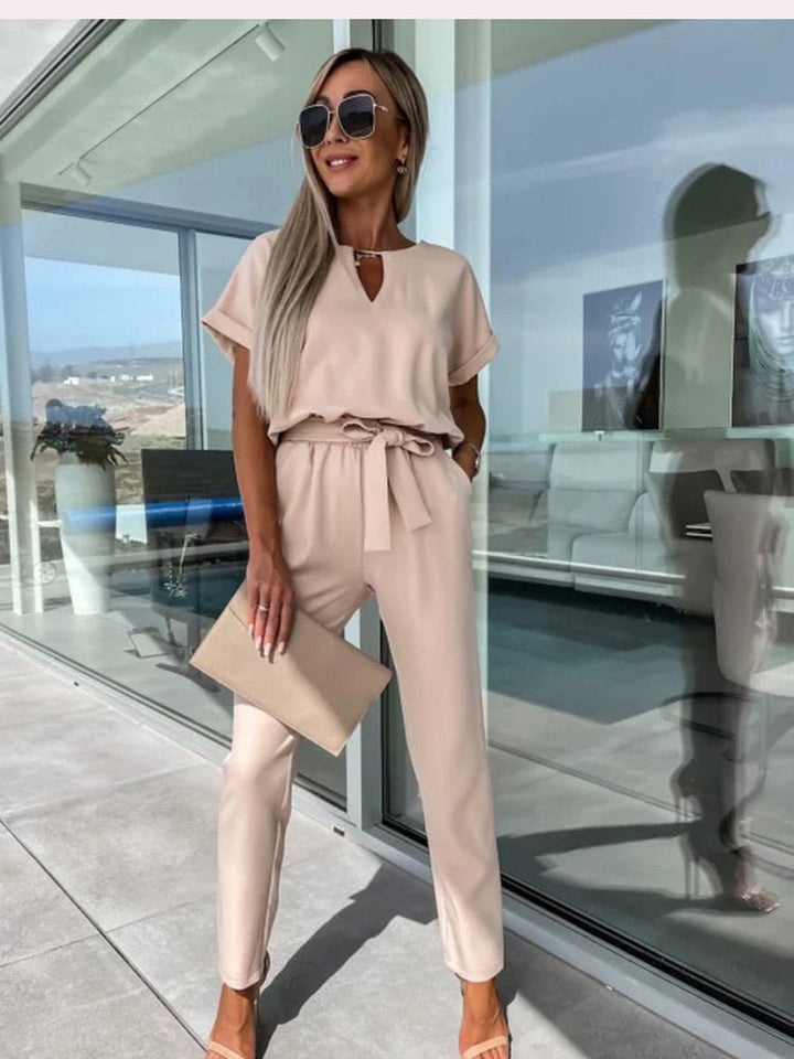 Dames jumpsuit in beige met strikceintuur