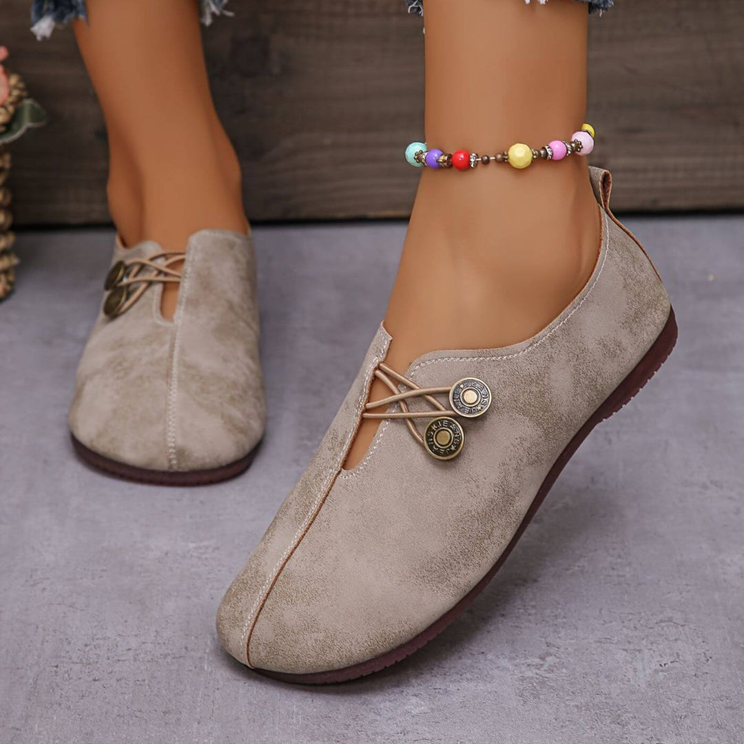 Dames Comfortabele Instappers Met Knoopdetail En Brede Pasvorm in Beige
