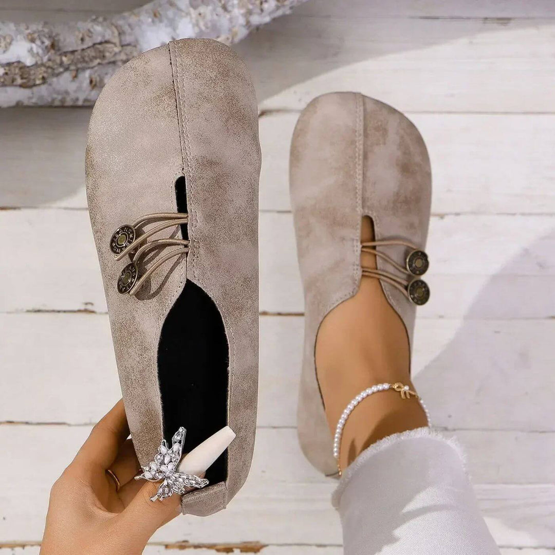 Instappers in beige, bovenaanzicht met knoopdetail