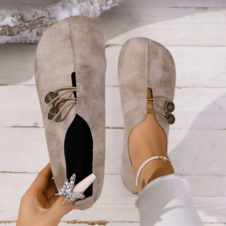 Instappers in beige, bovenaanzicht met knoopdetail