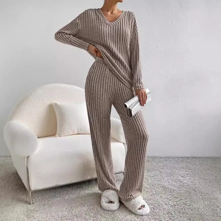 Dames Ribgebreid Huispak Met V-Hals Trui En Wijde Broek in Taupe