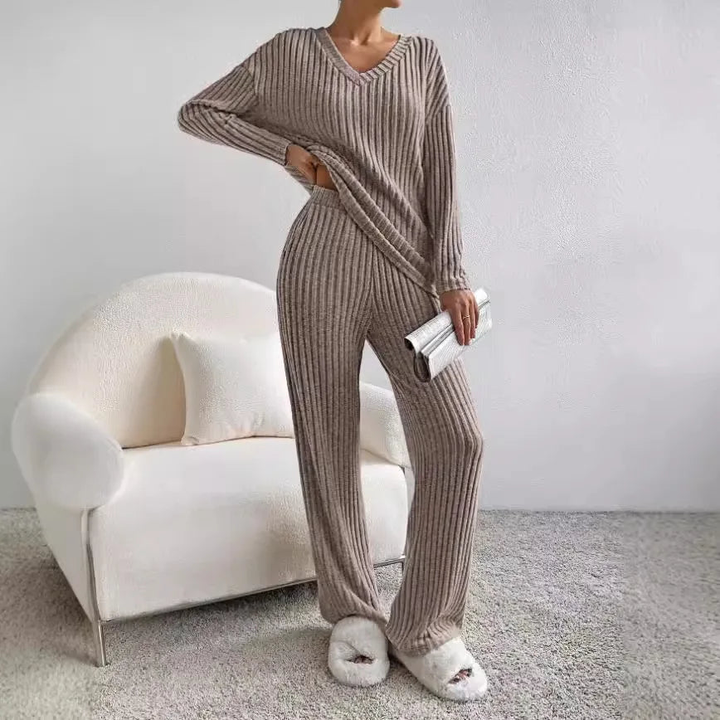 Dames Ribgebreid Huispak Met V-Hals Trui En Wijde Broek in Taupe