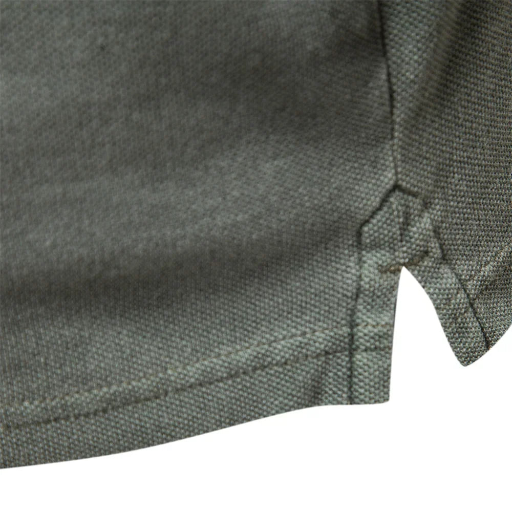 Detail van de zijsplit en de katoenen structuur van het poloshirt