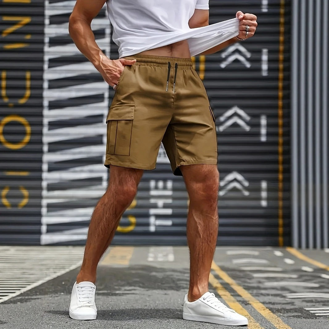 Heren cargo short in een bruine tint gedragen met wit T-shirt