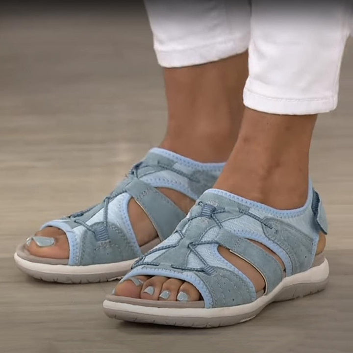 Dames Sportieve Sandalen in Lichtblauw, zijaanzicht gedragen