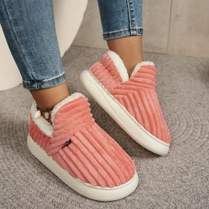 Roze pantoffels met pluchen rand aan de voet