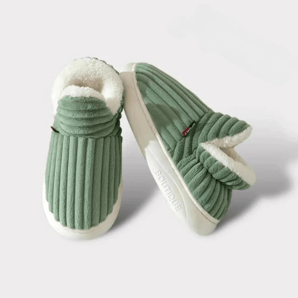 Groene pantoffels van opzij met dikke zool