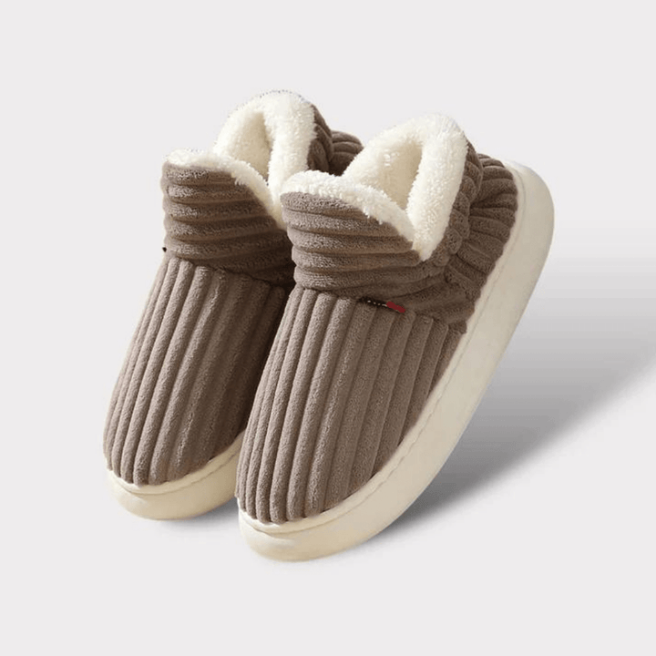 Taupe pantoffels van opzij met dikke zool