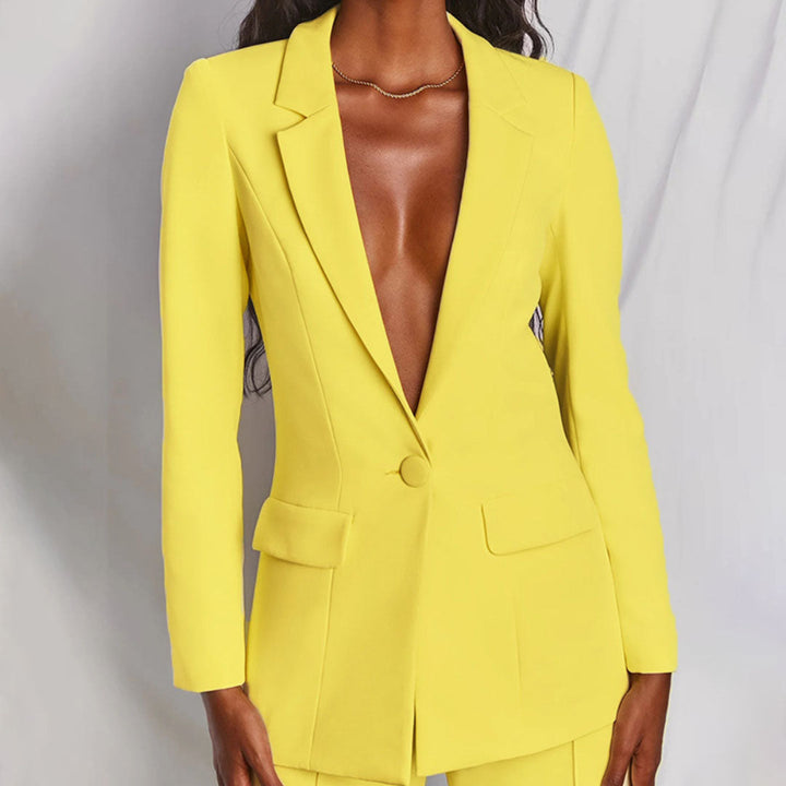 Detail van de gele getailleerde blazer met één knoop